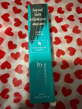 thrive causemetics mascara in teal packaging